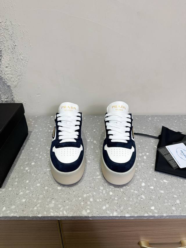 Prada 普拉达 25ss最新Downtown Bold系列 厚底 三角标 休闲 小白鞋运动风设计搭配精致细节。采用穿孔皮革打造，个性的厚底呈现别具一格的现代