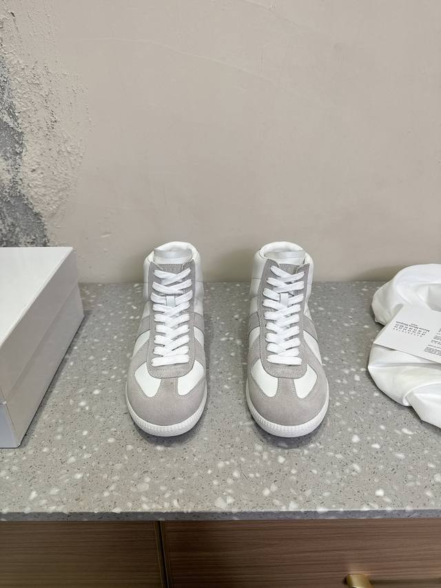 男码+10 maison margiela 马吉拉 经典款 高帮 德训鞋马吉拉最最舒服的德训鞋子了！复古感满满！随便穿搭就可以很高级！鞋子很轻便！穿起来上脚超级