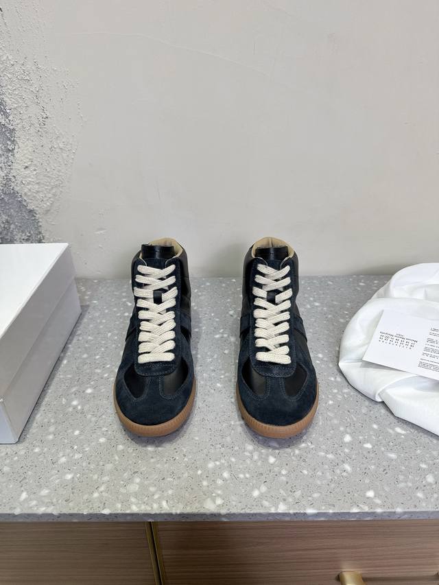 男码+10 maison margiela 马吉拉 经典款 高帮 德训鞋马吉拉最最舒服的德训鞋子了！复古感满满！随便穿搭就可以很高级！鞋子很轻便！穿起来上脚超级