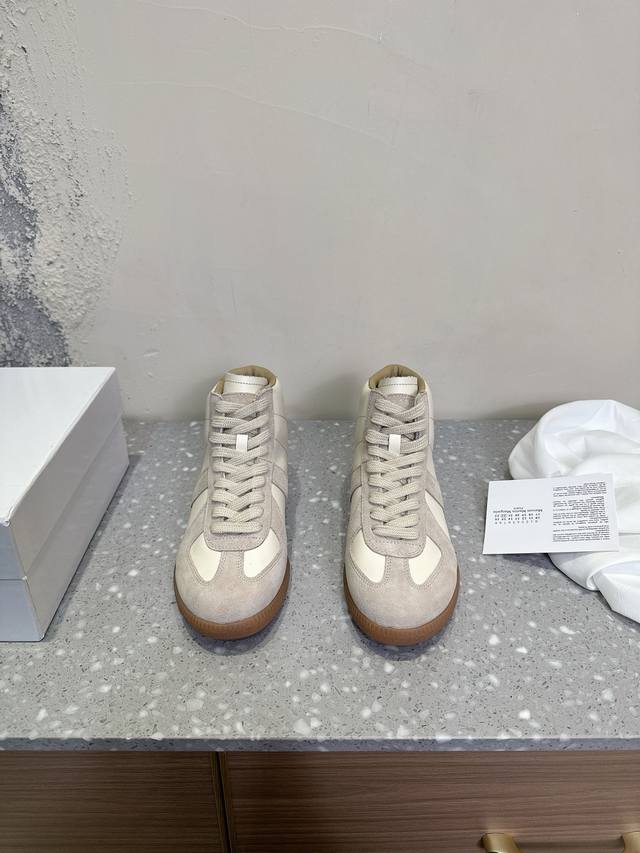 男码+10 maison margiela 马吉拉 经典款 高帮 德训鞋马吉拉最最舒服的德训鞋子了！复古感满满！随便穿搭就可以很高级！鞋子很轻便！穿起来上脚超级