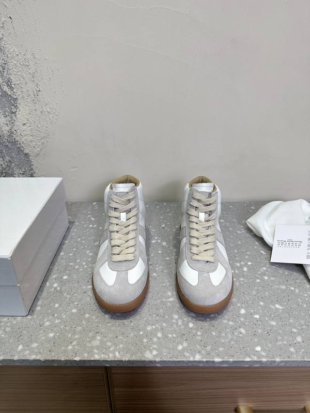 男码+10 maison margiela 马吉拉 经典款 高帮 德训鞋马吉拉最最舒服的德训鞋子了！复古感满满！随便穿搭就可以很高级！鞋子很轻便！穿起来上脚超级