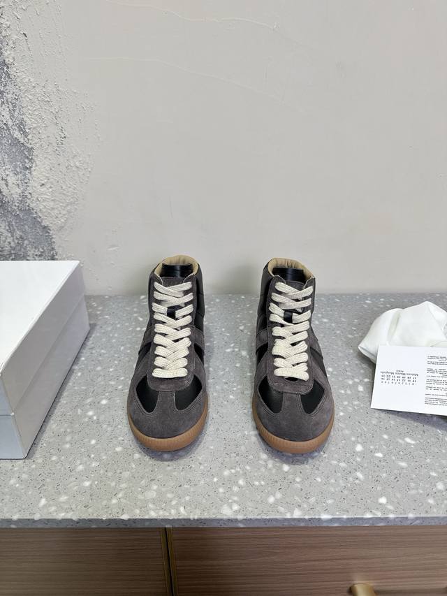 男码+10 maison margiela 马吉拉 经典款 高帮 德训鞋马吉拉最最舒服的德训鞋子了！复古感满满！随便穿搭就可以很高级！鞋子很轻便！穿起来上脚超级