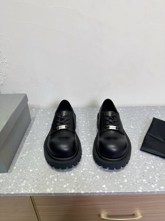 BALENCIAGA 巴黎世家 新款 Stomper Derby 大头德比鞋这双鞋简直是今年潮流圈的黑马，夸张的大头设计，让人一眼就爱上！第一眼看到它，就被那双