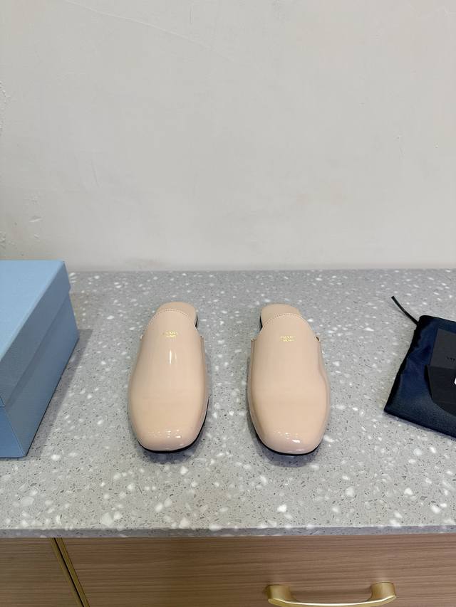 PRADA 普拉达 25ss春夏新款 平底方头包头半拖简单的设计大概就是它最让人喜欢的点 不是烂大街的那种 很有自己的品牌个性！上脚美爆好看又时髦的决绝子单品开