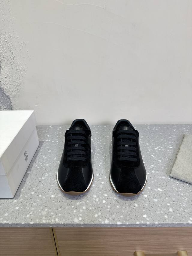 Brunello Cucinelli 25ss早春新款 系带系列 休闲鞋 极简主义风格，纯手工串联珠链配饰！复古又高级！简约又大气，属于非常耐看的款式！高级百搭