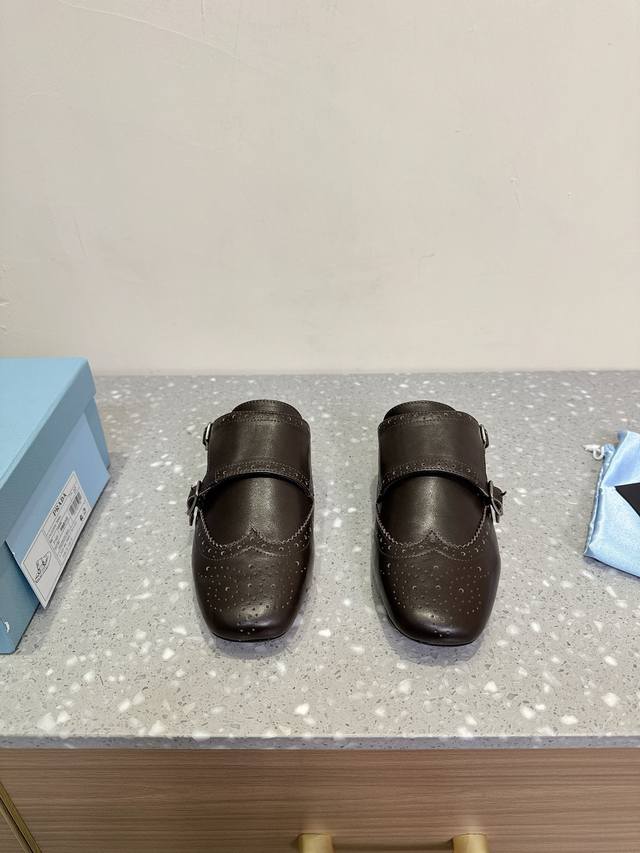 半拖 深咖色 Prada 普拉达 25ss走秀款 复古 半拖鞋 单鞋爆款走秀款 复古感时髦满满 随意百搭 时尚休闲 独到味道人人都爱也轻松驾驭 每年都会爆.足以