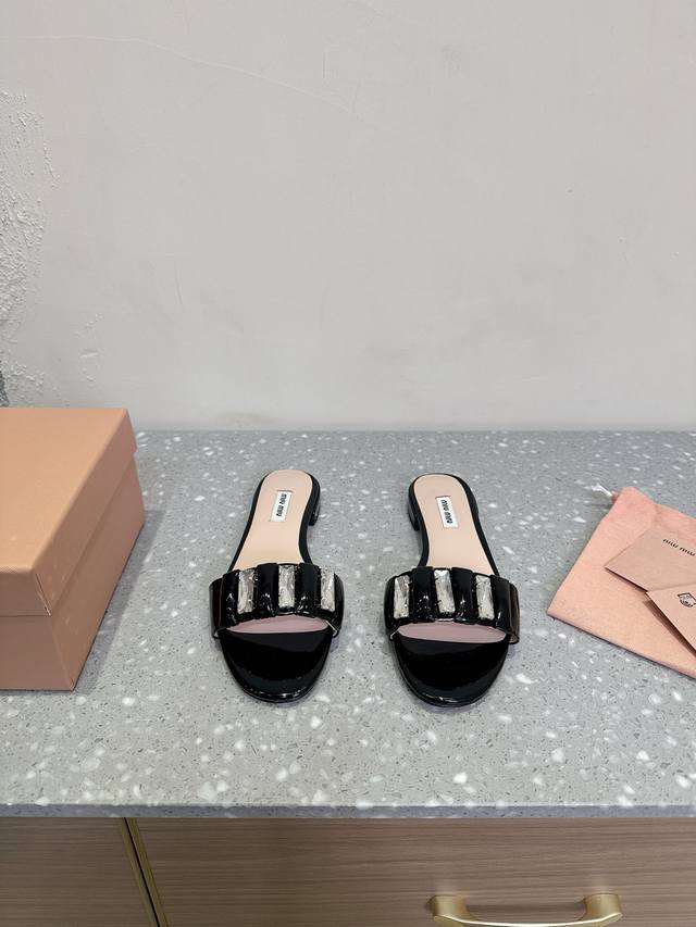 Miu Miu 缪缪 25ss早春新款 平底 水钻拖鞋乖巧减龄 上脚显腿长又高级 舒适度也做到完美 日常穿着超级合适 穿脱方便 超级哇塞鞋面：原版进口牛漆皮 哑