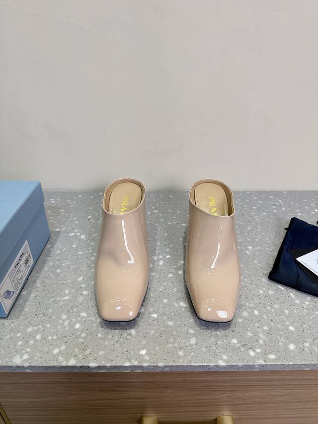 PRADA 普拉达 25ss早春新款 经典高跟 三角标单鞋 半拖简单的设计大概就是它最让人喜欢的点不是烂大街的那种 很有自己的品牌个性面料：采用原版牛漆皮内里垫
