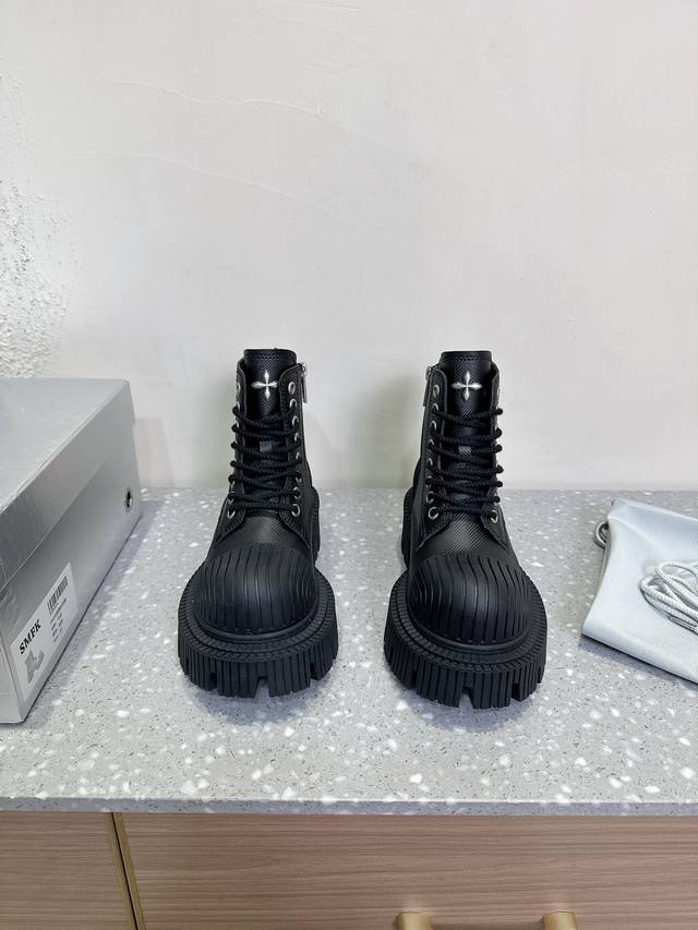 SMFK 小众潮牌 25ss最新款 马丁靴 机车靴卖疯了 宝子们！吴宣仪同款最近非常门 爆真的是很耐看越看越喜欢！这款银色马丁靴真的太适合冬天了 颜色亮眼让冷色