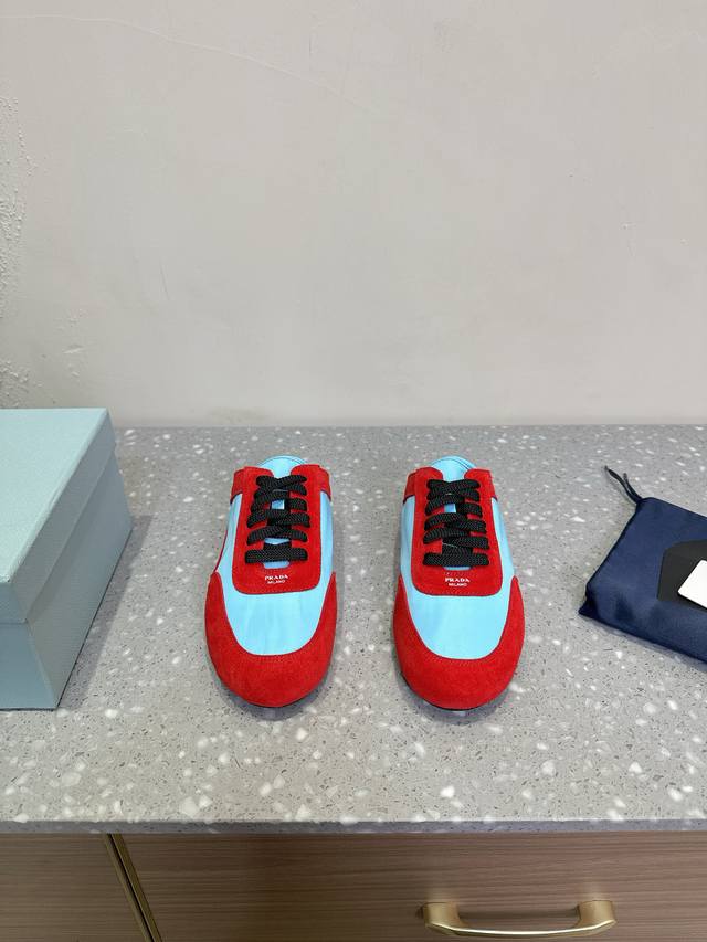 Prada 普拉达 25ss早春新款 德训鞋 半拖鞋垫加厚小羊皮，踩上去无比舒适，有支撑感，又包裹得很好的感觉鞋型包裹感十足，轻便好穿 实用的一款休闲鞋，显高显