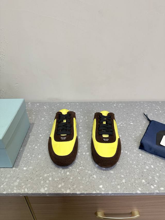 Prada 普拉达 25ss早春新款 德训鞋 半拖鞋垫加厚小羊皮，踩上去无比舒适，有支撑感，又包裹得很好的感觉鞋型包裹感十足，轻便好穿 实用的一款休闲鞋，显高显
