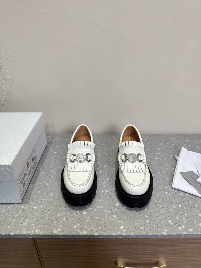 Dior 迪奥 25ss早春新款 经典钱币 流苏 厚底 乐福鞋采用黑色小牛皮打造鞋身 搭配白色皮革流苏 展现出撞色的层次感 流苏上点缀了银色幸运星金属圆牌 十分