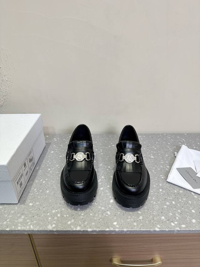 Dior 迪奥 25ss早春新款 经典钱币 流苏 厚底 乐福鞋采用黑色小牛皮打造鞋身 搭配白色皮革流苏 展现出撞色的层次感 流苏上点缀了银色幸运星金属圆牌 十分