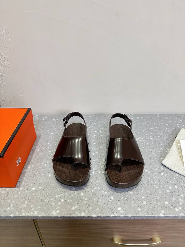 Hermes 爱马仕 25ss新款 经典走秀 夹脚 厚底 木屐 凉鞋木屐拖鞋夏天的最爱仿佛是有一种魔力 越看越好看 刚出的时候不理解 现在是爱惨了全皮包裹 上脚