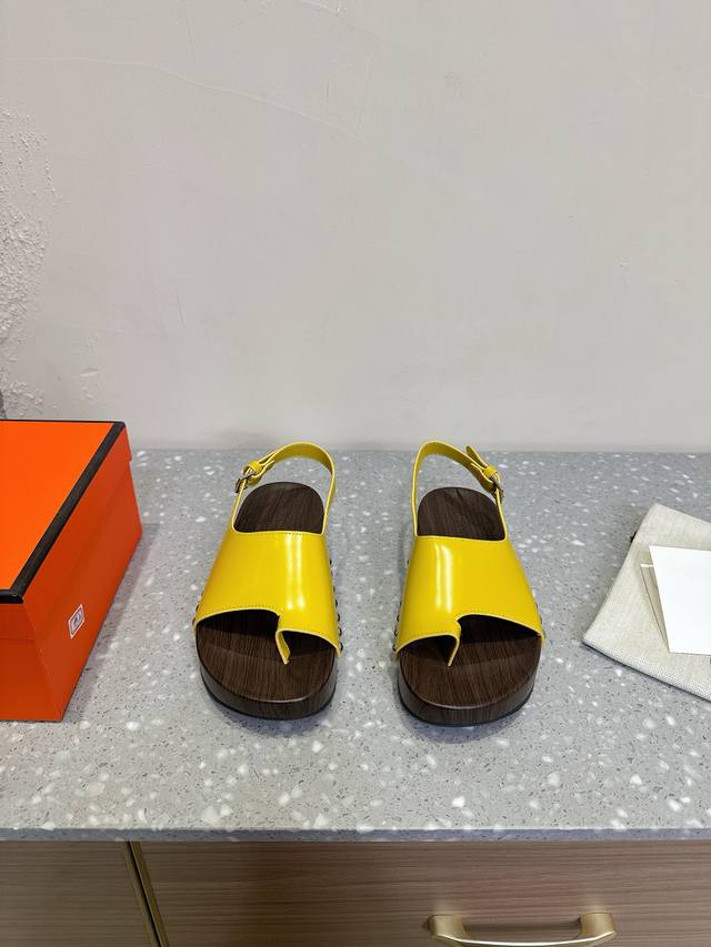 Hermes 爱马仕 25ss新款 经典走秀 夹脚 厚底 木屐 凉鞋木屐拖鞋夏天的最爱仿佛是有一种魔力 越看越好看 刚出的时候不理解 现在是爱惨了全皮包裹 上脚