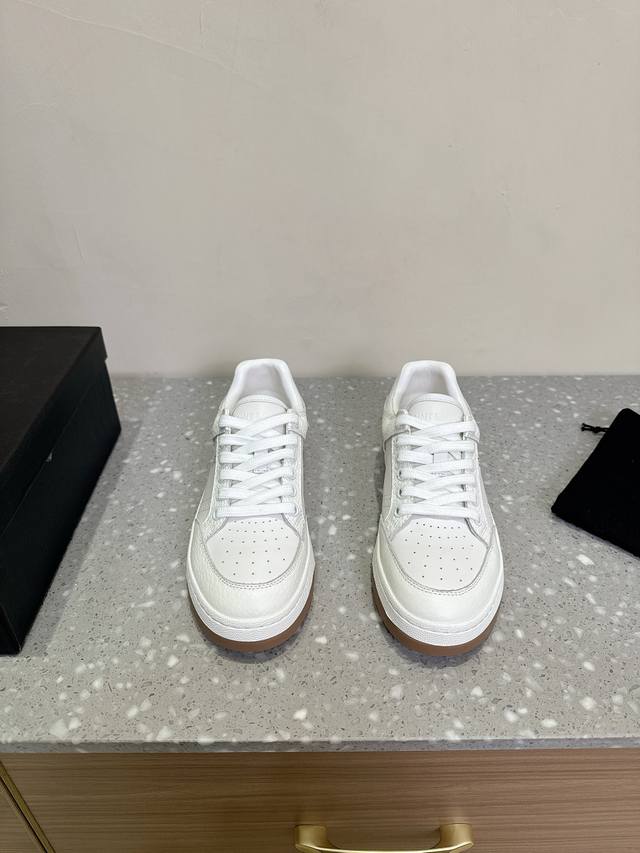 SAINT LAURENT 圣罗兰 SL61爆款休闲小白鞋 休闲鞋注入加休闲复古的设计，超好看百搭，鞋面采用牛皮冲孔拼接组合，侧面烫金标识性logo，脚感更加无
