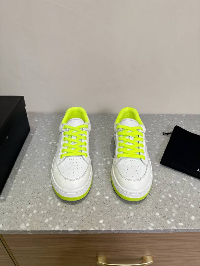 SAINT LAURENT 圣罗兰 SL61爆款休闲小白鞋 休闲鞋注入加休闲复古的设计，超好看百搭，鞋面采用牛皮冲孔拼接组合，侧面烫金标识性logo，脚感更加无