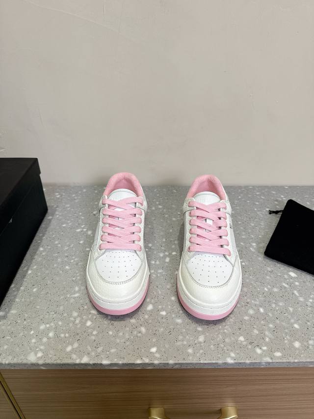 SAINT LAURENT 圣罗兰 SL61爆款休闲小白鞋 休闲鞋注入加休闲复古的设计，超好看百搭，鞋面采用牛皮冲孔拼接组合，侧面烫金标识性logo，脚感更加无
