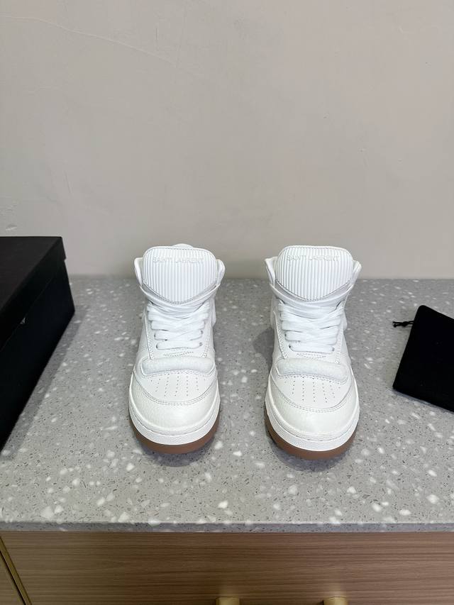 SAINT LAURENT 圣罗兰 SL61爆款休闲小白鞋 休闲鞋注入加休闲复古的设计，超好看百搭，鞋面采用牛皮冲孔拼接组合，侧面烫金标识性logo，脚感更加无