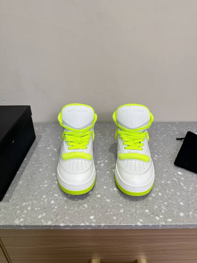SAINT LAURENT 圣罗兰 SL61爆款休闲小白鞋 休闲鞋注入加休闲复古的设计，超好看百搭，鞋面采用牛皮冲孔拼接组合，侧面烫金标识性logo，脚感更加无