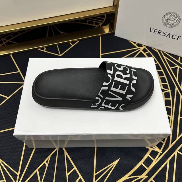 范思哲拖鞋 男鞋高端品牌 官网1:1最新力作：原版开模定制，面料釆用进口原版材料制作，升级版大底，更轻便，防滑。市场顶级品质，简单不失品味，潮人必备，时尚就在脚