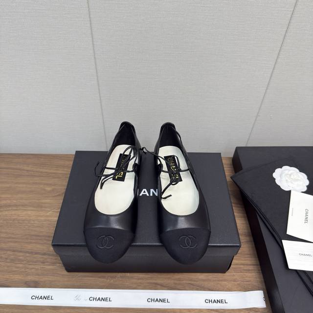 Chanel 25p 新款 玛丽珍 单鞋系列 平底芭蕾便鞋 专柜简直疯抢了，各大社交平台热门晒图，这期的走秀款绝对太帅了，绝对是这一季最热门的款式，专柜仙女们真