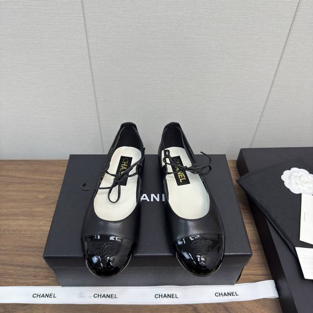 Chanel 25p 新款 玛丽珍 单鞋系列 平底芭蕾便鞋 专柜简直疯抢了，各大社交平台热门晒图，这期的走秀款绝对太帅了，绝对是这一季最热门的款式，专柜仙女们真
