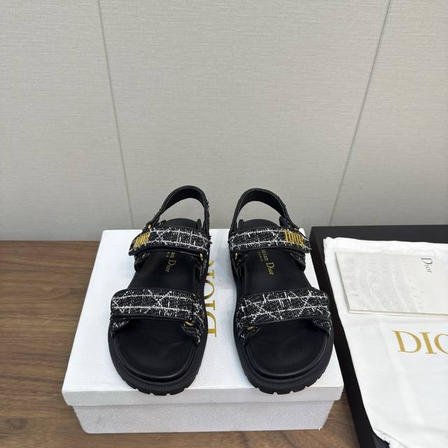 DIOR25 款 经典款 牛仔布 凉鞋 这款混种羊皮 DiorAct 凉鞋款式时尚。搭配贴合脚型的内底，采用格外轻盈、舒适的皮革制作。鞋面饰带采用魔术贴开合，搭