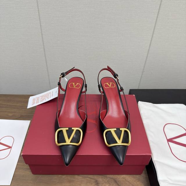 Velentino 爆款V扣猫跟后空凉鞋，真的超级火！高版本 这款凉鞋有两种跟高可以选择，如果你喜欢轻松自在的感觉，低跟款绝对是你的首选，既保持了优雅，又不会太