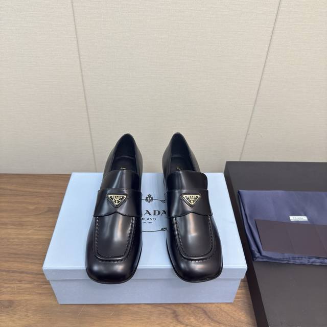 Prada 25ss普拉达早春 新款三角标方头粗跟 乐福鞋平底单鞋 这款精致的亮面皮革乐福鞋采用简约的廓形，饰以经典细节，点缀以别致的金属三角形徽标。鞋面：原版