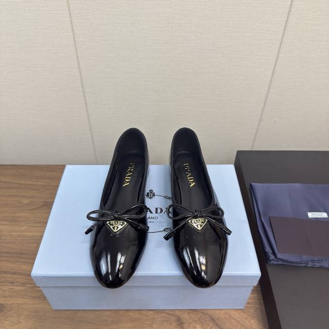 Prada 25ss普拉达早春 新款三角标方头粗跟 乐福鞋平底单鞋 这款精致的亮面皮革乐福鞋采用简约的廓形，饰以经典细节，点缀以别致的金属三角形徽标。鞋面：原版