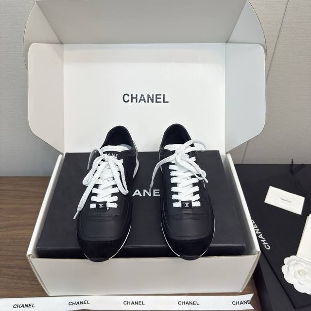 Chanel香奈儿25p 新款 熊猫休闲运动鞋厚底 高版本 原版购入开发 做货 小香这季休闲款运动鞋 刷爆小红书 INS。各种社交平台，疯狂爆发！经典设计 鞋面