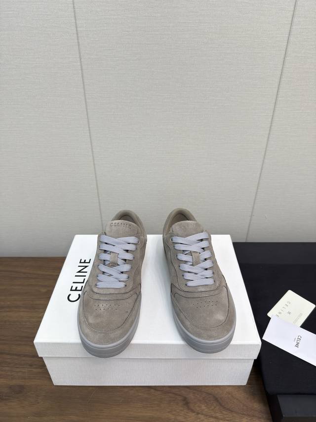顶级版本 薄底 厚底 CELINE赛琳 25 最新 系带 厚底 休闲鞋干净利落，增高显腿细，无论是单穿还是搭配阔腿裤，高街又复古一起来做CELINE女孩鞋面：进