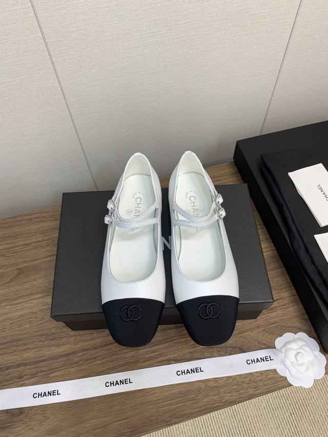 香奈儿Chanel 24s 玛丽珍单鞋系列 专柜简直疯抢了，各大社交平台热门晒图，这期的走秀款绝对太帅了，绝对是这一季最热门的款式，专柜仙女们真的太识货了，不卡