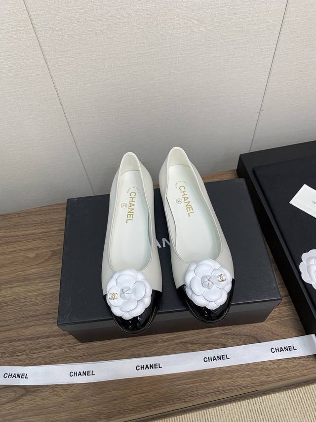 香奈儿Chanel 24c早春新款山茶花玛丽珍单鞋系列 专柜简直疯抢了，各大社交平台热门晒图，这期的走秀款绝对太帅了，绝对是这一季最热门的款式，专柜仙女们真的太