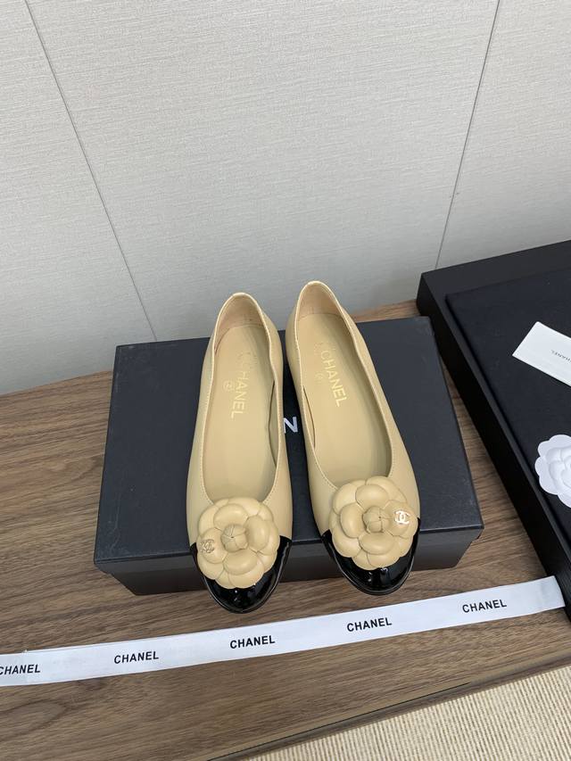香奈儿Chanel 24c早春新款山茶花玛丽珍单鞋系列 专柜简直疯抢了，各大社交平台热门晒图，这期的走秀款绝对太帅了，绝对是这一季最热门的款式，专柜仙女们真的太