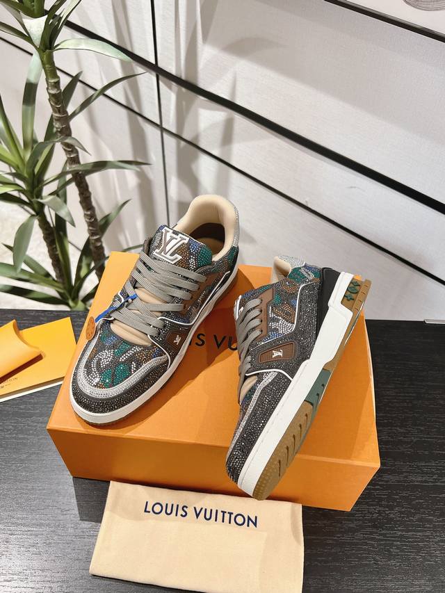 顶级版本 板鞋钻鞋情侣款Louis*Vuitto* LV Trainer 运动欧洲代购1W RMB购入历时一个月爆拆开发 大底和面料私模 鞋面更是报废了三套模具