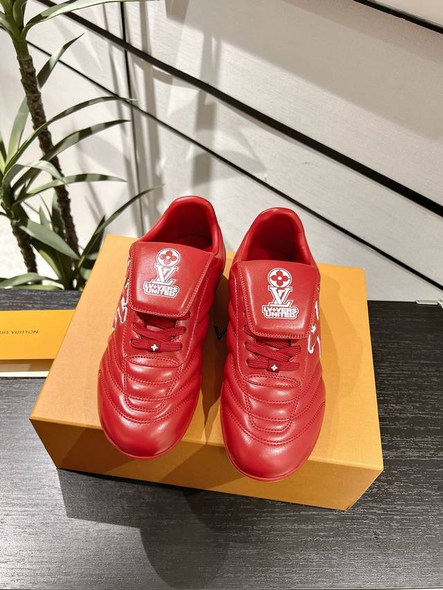 LV路易威登最新Footprint系列 情侣款足球运动鞋原版购入开发 做货 这款 Footprint Soccer 运动鞋于2025春夏系列时装展中亮相，是Ph