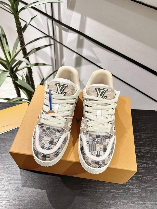 顶级版本 情侣款LV 路易威登L家 Trainer 25开春 新款 休闲 运动鞋 滑板鞋 LV Trainer 运动鞋的灵感源自复古篮球鞋，代表 Virgil
