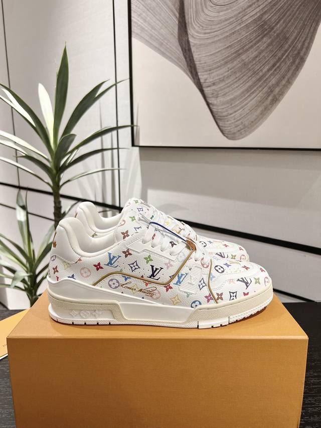 顶级版本 情侣款LV 路易威登L家 Trainer 25开春 新款 休闲 运动鞋 滑板鞋 LV Trainer 运动鞋的灵感源自复古篮球鞋，代表 Virgil