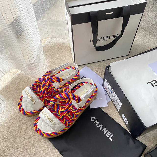 的绝对爆款！。COCO CHANEL总是说：“鞋子是优雅最重要的一部分，一双好鞋可以衬出女士优雅和高贵。市面上最高版本，第一次看到足够搭配你衣柜里所有衣服的鞋子
