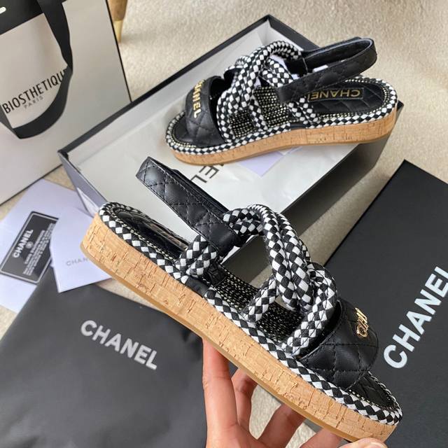 的绝对爆款！。COCO CHANEL总是说：“鞋子是优雅最重要的一部分，一双好鞋可以衬出女士优雅和高贵。市面上最高版本，第一次看到足够搭配你衣柜里所有衣服的鞋子