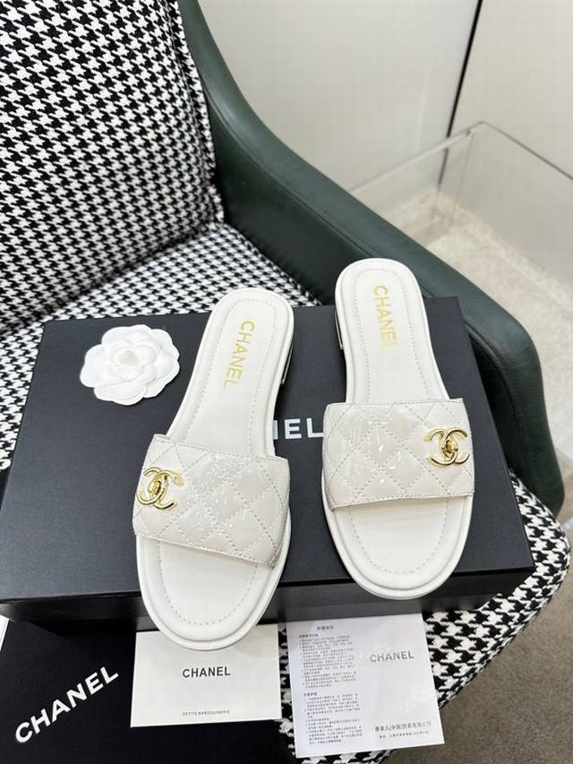 Chanel 24ss小香双Clogo拖鞋P 顶级专柜品质 每年必入的经典款之一！最新出双C五金扣搭配设计 更加彰显和品味～所有材质都根据原版定制！购入正品开发
