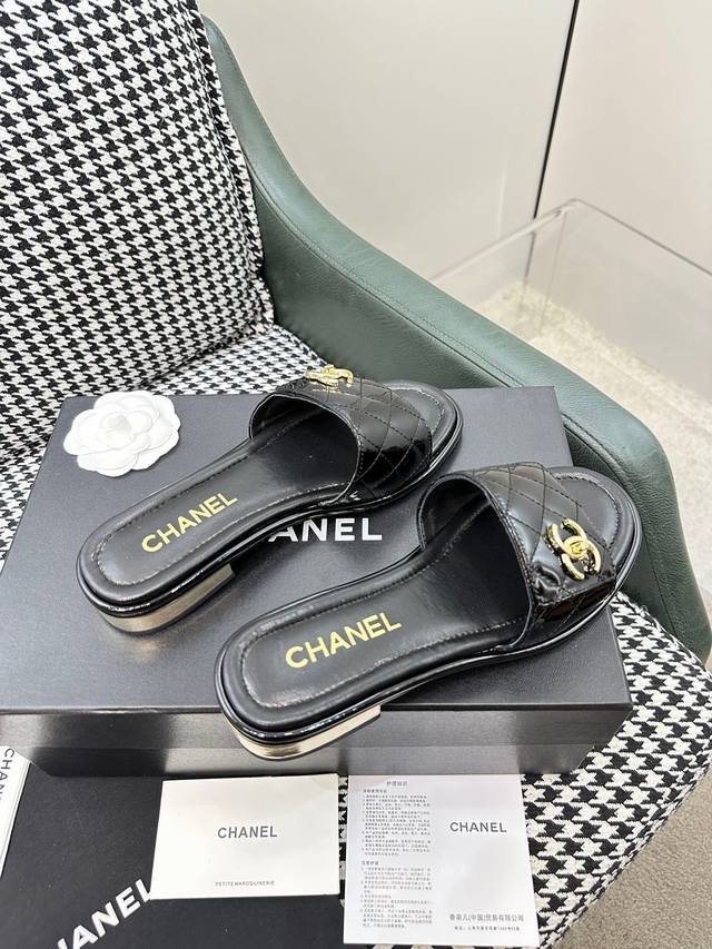 Chanel 24ss小香双Clogo拖鞋P 顶级专柜品质 每年必入的经典款之一！最新出双C五金扣搭配设计 更加彰显和品味～所有材质都根据原版定制！购入正品开发