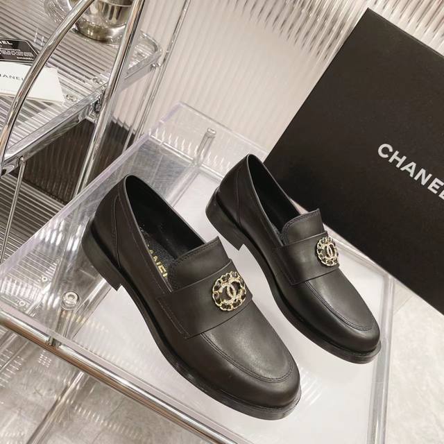出厂 Chanel香奈儿22K秋冬最新 vintage复古双C扣链条小金球乐福鞋 梦回校园系列，岁末明星同款，上脚秀气，脚感无敌好穿，小圆头大气简约，鞋面拼皮设