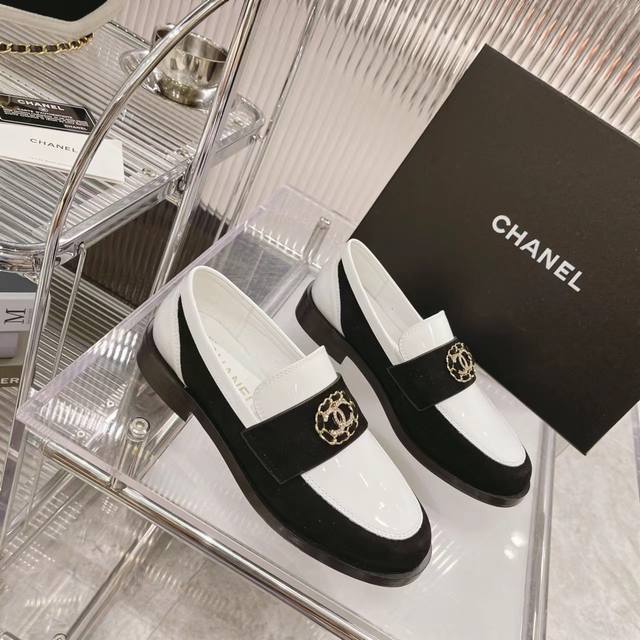 出厂 Chanel香奈儿22K秋冬最新 vintage复古双C扣链条小金球乐福鞋 梦回校园系列，岁末明星同款，上脚秀气，脚感无敌好穿，小圆头大气简约，鞋面拼皮设