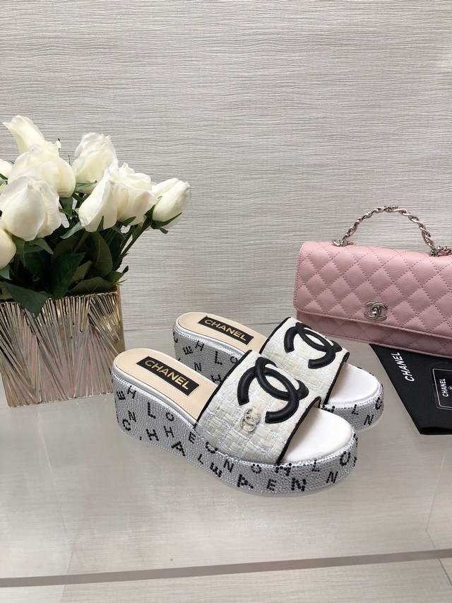 小香24p春夏新品厚底满钻拖懒人一字拖鞋懒人必备穿了会上瘾的拖鞋巨软巨舒服 让你摆脱一切的束缚感呆萌的面包鞋型 对脚宽的宝宝很友好大底有一定的厚度 穿上巨显腿细