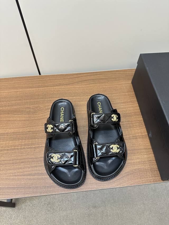 Chanel 2024ss小香沙滩凉鞋 顶级专柜品质 每年必入的经典款之一！最新出双C金属扣搭配设计 更加彰显和品味～所有材质都根据原版定制！购入正品开发。万能