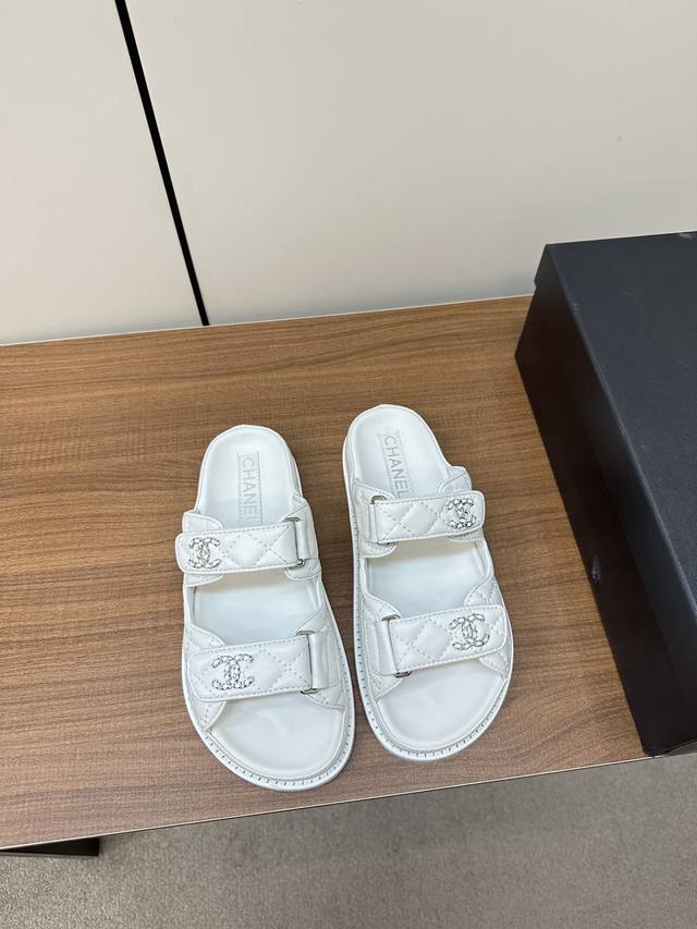 Chanel 2024ss小香沙滩凉鞋 顶级专柜品质 每年必入的经典款之一！最新出双C金属扣搭配设计 更加彰显和品味～所有材质都根据原版定制！购入正品开发。万能